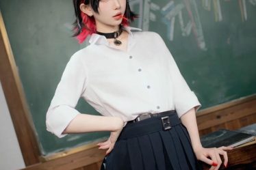 Cosplay hoc sinh toc den ao trang dung trong lop hoc