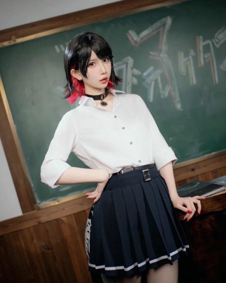 Cosplay hoc sinh toc den ao trang dung trong lop hoc