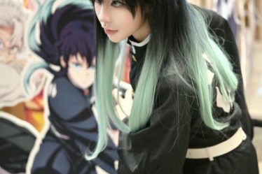 Ha tru cosplay dung canh mot ban nho khac