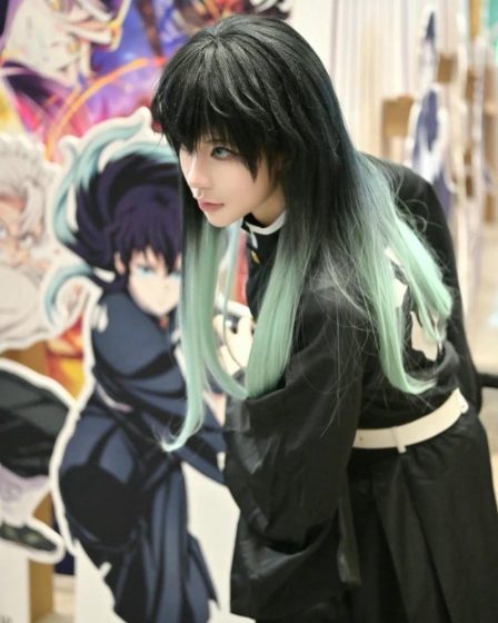 Ha tru cosplay dung canh mot ban nho khac