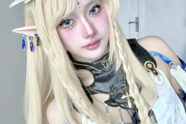 Nguyen Thi Ha Vi cosplay yeu tinh tai nhon toc vang